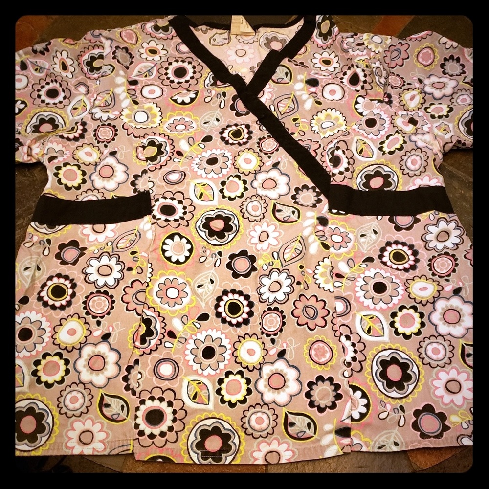 Tafford daisy print uniform top
